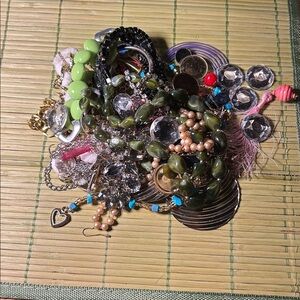 Costume jewelry pieces for sale in lot